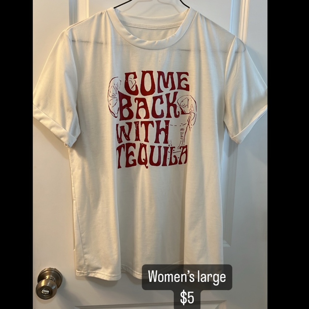 Unknown brand. Come back with tequila white t shirt. Cuffed sleeve.